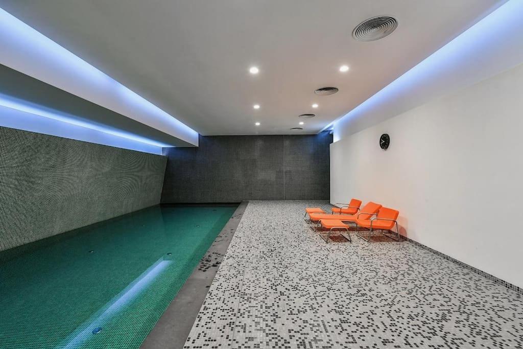 Exceptional Calm 3Br, 2.5Ba Apartment With Patio, Pool & Gym Prague Exterior photo